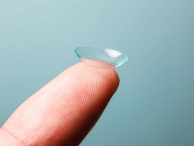 Homem fica cego depois de tomar banho com lentes de contato