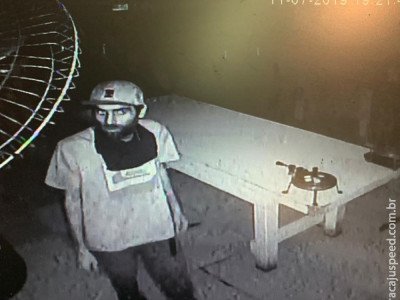 Ladrão é solto e volta ao local do crime para dar 
