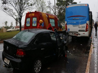 Motorista é fechado e bate em ônibus parado na Euler de Azevedo 