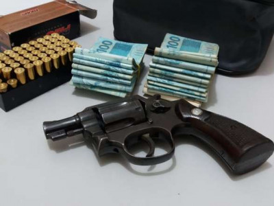 Polícia prende homem que descarregou revólver em árvore
