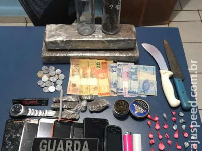 Ao fugir da polícia com moto furtada, jovem “entrega” boca de fumo
