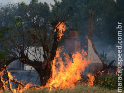 Crianças passam mal em incêndio que dura três dias