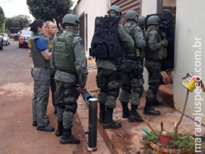 Em surto, homem quebra asfalto, planta árvore e ameaça esposa