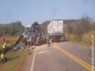 Homem morre após colisão de carretas na BR-163