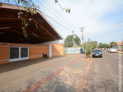 Pelado em caminhonete apavora crianças em frente de escola