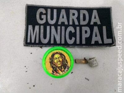 Guarda Municipal prende jovem com maconha em praça