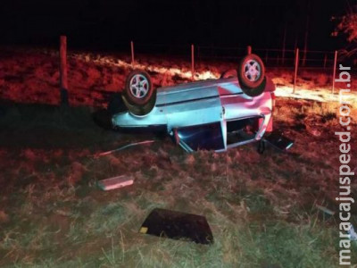 Motorista perde controle e carro capota várias vezes na rodovia 