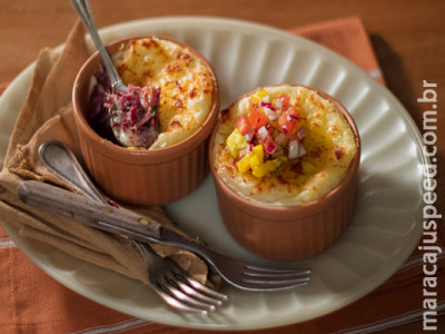 Receita clássica de escondidinho de mandioca com carne seca