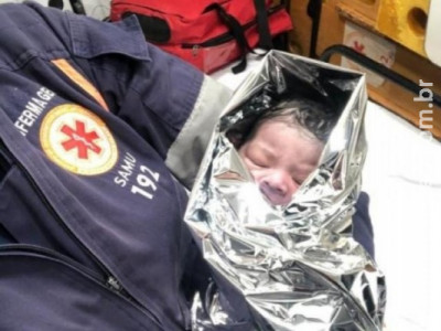 Bebê é abandonado dentro de caixa de papelão em terreno baldio