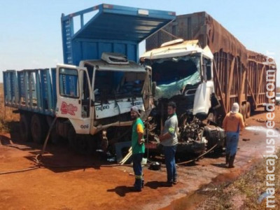 Dois ficam feridos após colisão entre caminhão e carreta em MS 
