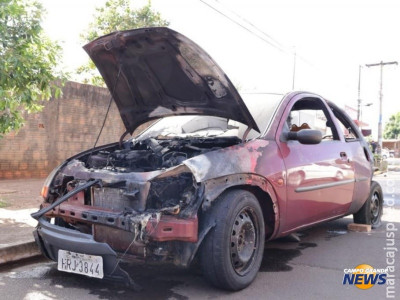 Menina de 8 anos fica ferida ao sair de carro pegando fogo