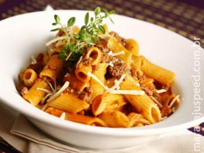 Penne com molho de carne moída