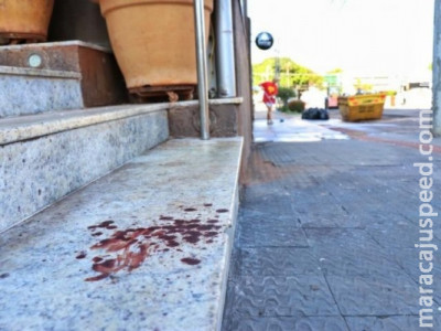 Trio espanca segurança em tabacaria e foge sem pagar a conta