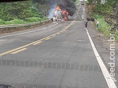 Carreta de algodão pega fogo em colisão