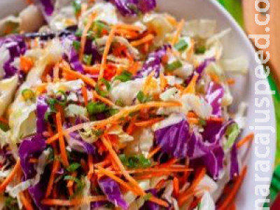 Coleslaw: aprenda a fazer essa receita de salada de repolho