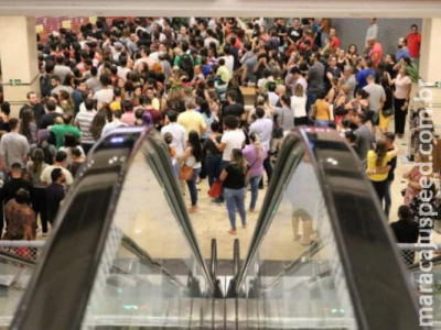 Doido por desconto, consumidor invade shopping à meia-noite