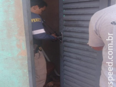 Mulher é assassinada a facadas e dupla é presa