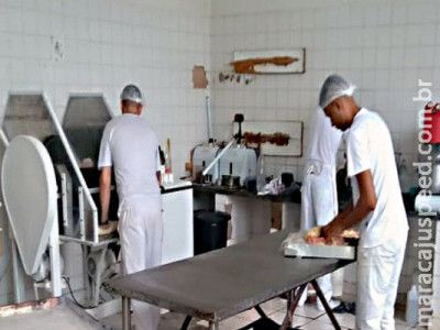Pães produzidos por detentos alimentam crianças de abrigo