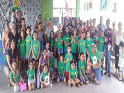 Alunos escrevem seus livros e realizam tarde de autógrafos