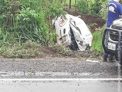 Ambulância com dois pacientes e equipe médica capota na BR-262