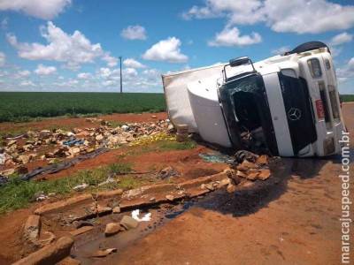 Carreta carregada com óleo de cozinha tomba e carga é saqueada