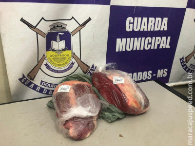 Homem é preso após furtar carne em supermercado