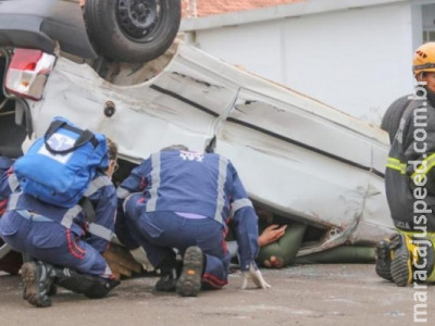 Motorista fica ferida após invadir preferencial e capotar carro