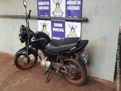 Tia e sobrinho furtam Titan, mas são detidos empurrando a moto