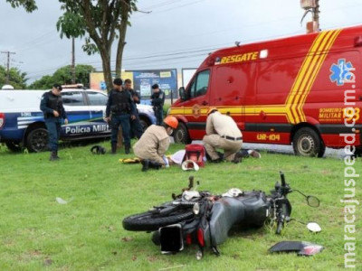 Após perseguição policial, suspeito de roubos bate moto em poste