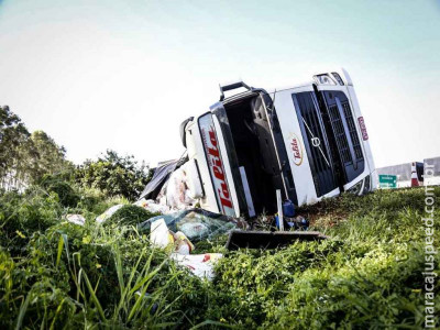 Carreta carregada com 36 toneladas de farinha tomba na BR-163