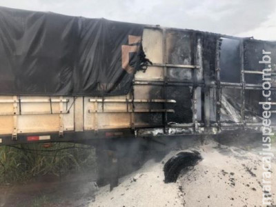 Carreta carregada de adubo é consumida pelo fogo na MS-306