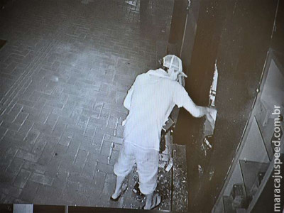 Comerciante tem loja invadida no centro