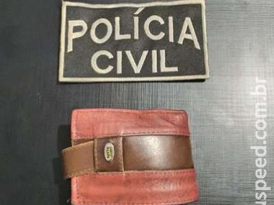 Homem é preso ao ser flagrado "batendo carteira" de idoso