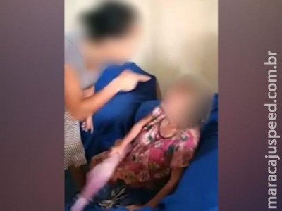 Idosa de 82 anos apanha da nora enquanto filho filma agressão