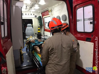 Idoso de 85 anos perde controle e bate carro contra árvore