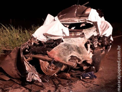 Acidente entre carro e carreta bitrem mata três jovens em MS