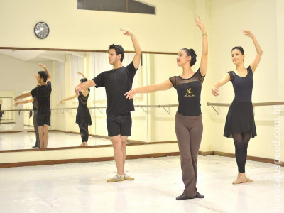 Adultos procuram balé como atividade física