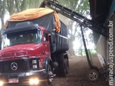 Bandidos furtam caminhão com duas mini carregadeiras