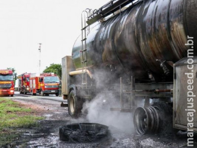 Carreta carregada com sangue de boi pega fogo na BR-163