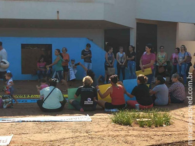 Educadores infantis protestam contra falta de auxiliares