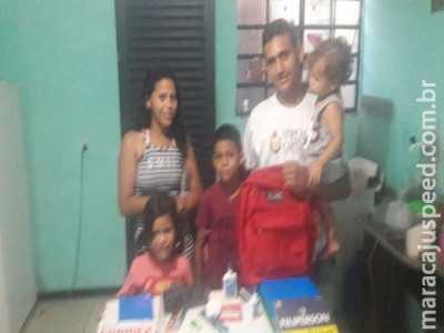 Escritores adquirem material escolar para criança venezuelana