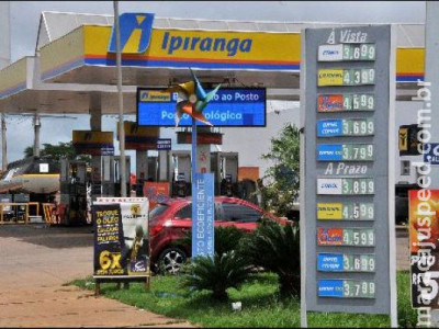 Gasolina sobe e governador quer compensação para reduzir ICMS