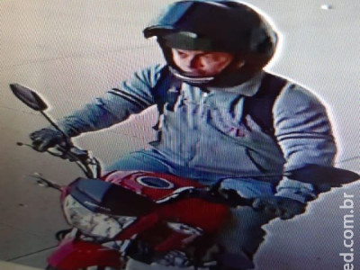Ladrão que agia de moto vermelha é preso dormindo em casa
