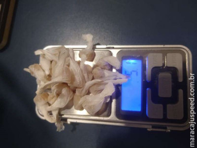 Polícia prende usuário e flagra venda de drogas em residência