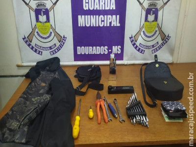 Após furtar objetos em dois carros, ladrão é pego por populares