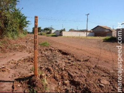 Em bairro esquecido da periferia, asfalto é sonho e luxo