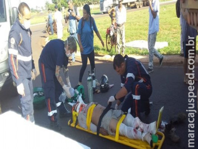Homem fica gravemente ferido após acidente entre carreta e moto
