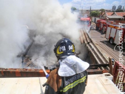 Incêndio em depósito de recicláveis tira moradores do almoço