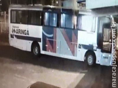 Vídeos mostram três pessoas incendiando ônibus em rodoviária