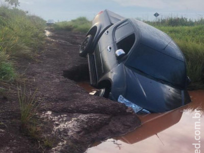 Condutor cai com caminhonete dentro de buraco durante fuga